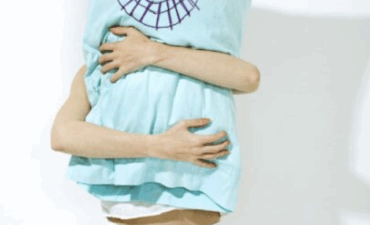 Femme souffrant d'insomnie allongée dans son lit la nuit regardant le plafond