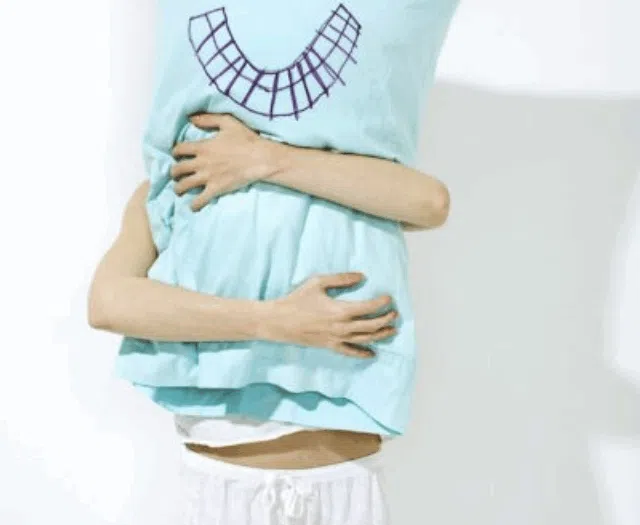 Femme souffrant d'insomnie allongée dans son lit la nuit regardant le plafond