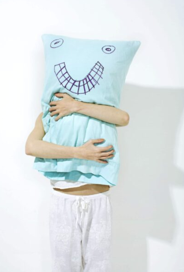 Femme souffrant d'insomnie allongée dans son lit la nuit regardant le plafond