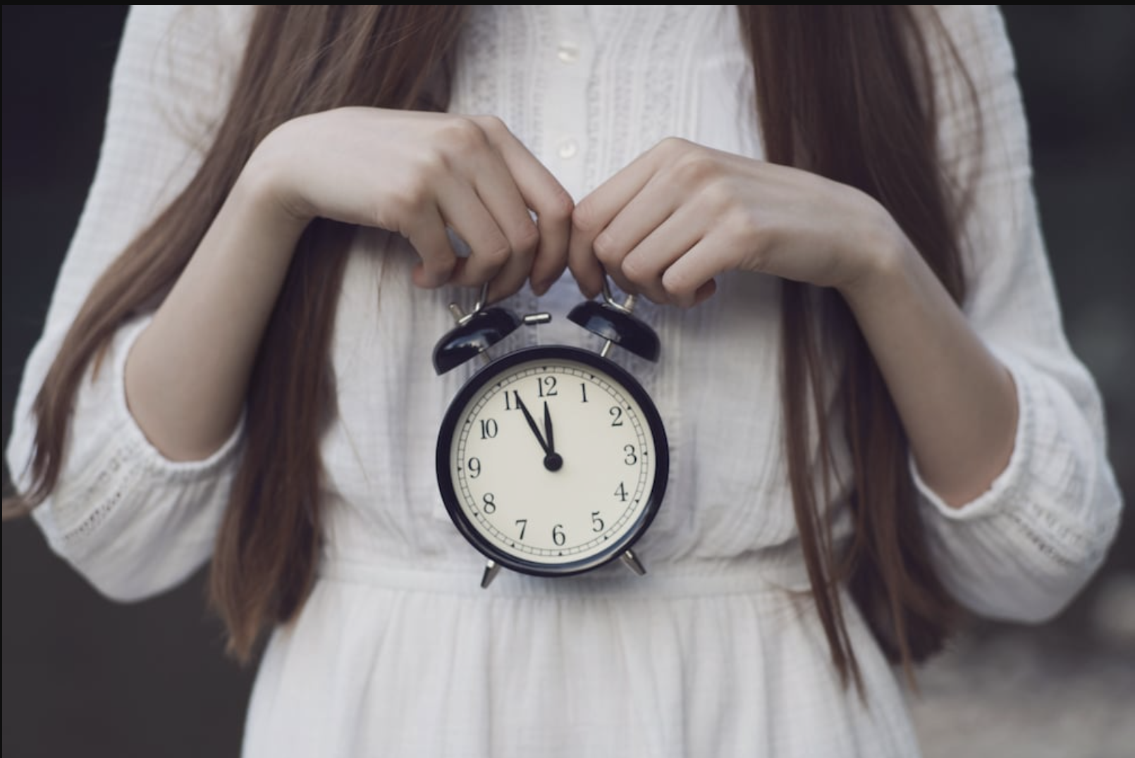 Femme devant fenêtre lumineuse le matin profitant exposition lumière naturelle au réveil