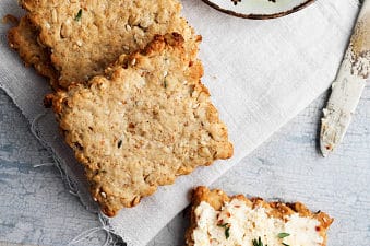 Biscuits apéritifs aux herbes et aux graines