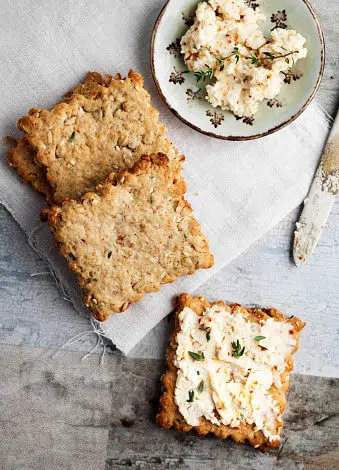 Biscuits apéritifs aux herbes et aux graines