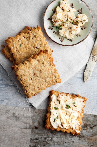 Biscuits apéritifs aux herbes et aux graines