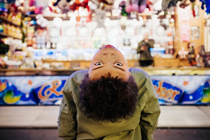 Nous aspirons tous à être de bons parents pour nos enfants et pour cela nous voulons le meilleur pour eux. Quitte à ce qu’ils deviennent une charge pondérale et que nous sacrifions nos besoins et envies pour eux. Et si nous avions faux sur toute la ligne ?