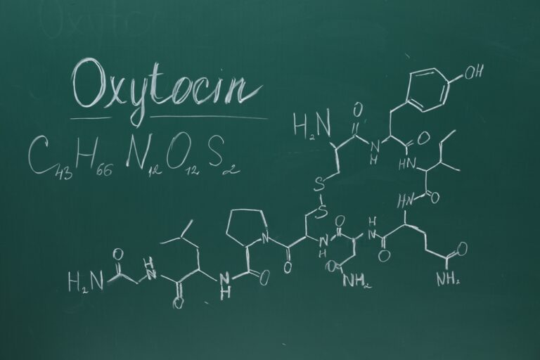 Ocytocine : l’hormone du bonheur que la société ignore