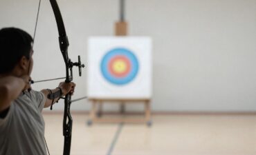 Un archer de dos, arc tendu, silhouette en contre-jour dans une salle claire